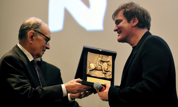 Tarantino recebendo um prêmio das mãos de Morricone.
